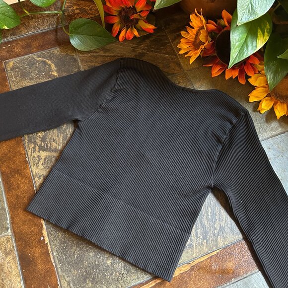 Nikibiki Seamless Long Sleeve V-Neck Crop Top - Picture 4 of 4